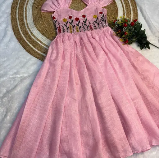 Beautiful Stylist Gown with Handowk 😍